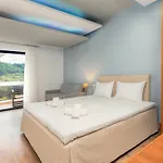 Kamari Hotel 3*