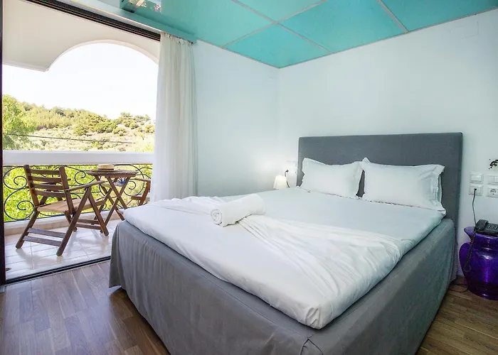 Kamari Hotel 3*